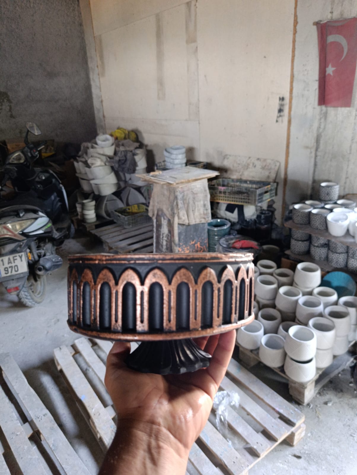 Ayaklı Rose Detaylı Collesium Taş Saksı