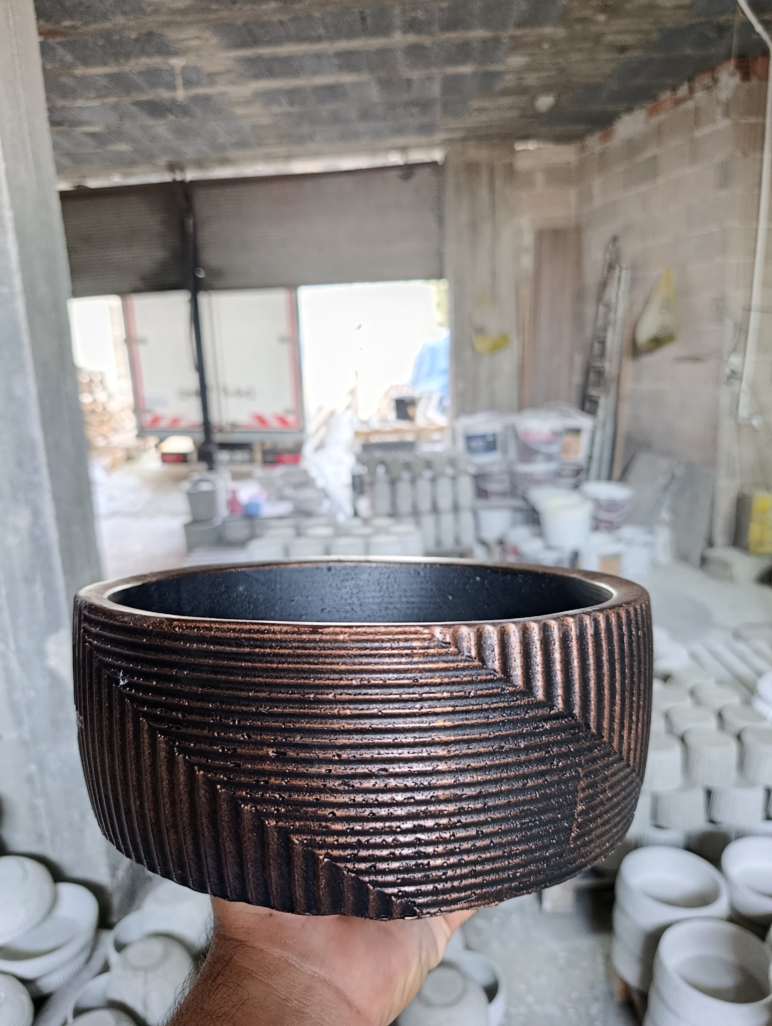 Modern Monolüx Bronz Detaylı Taş Saksı