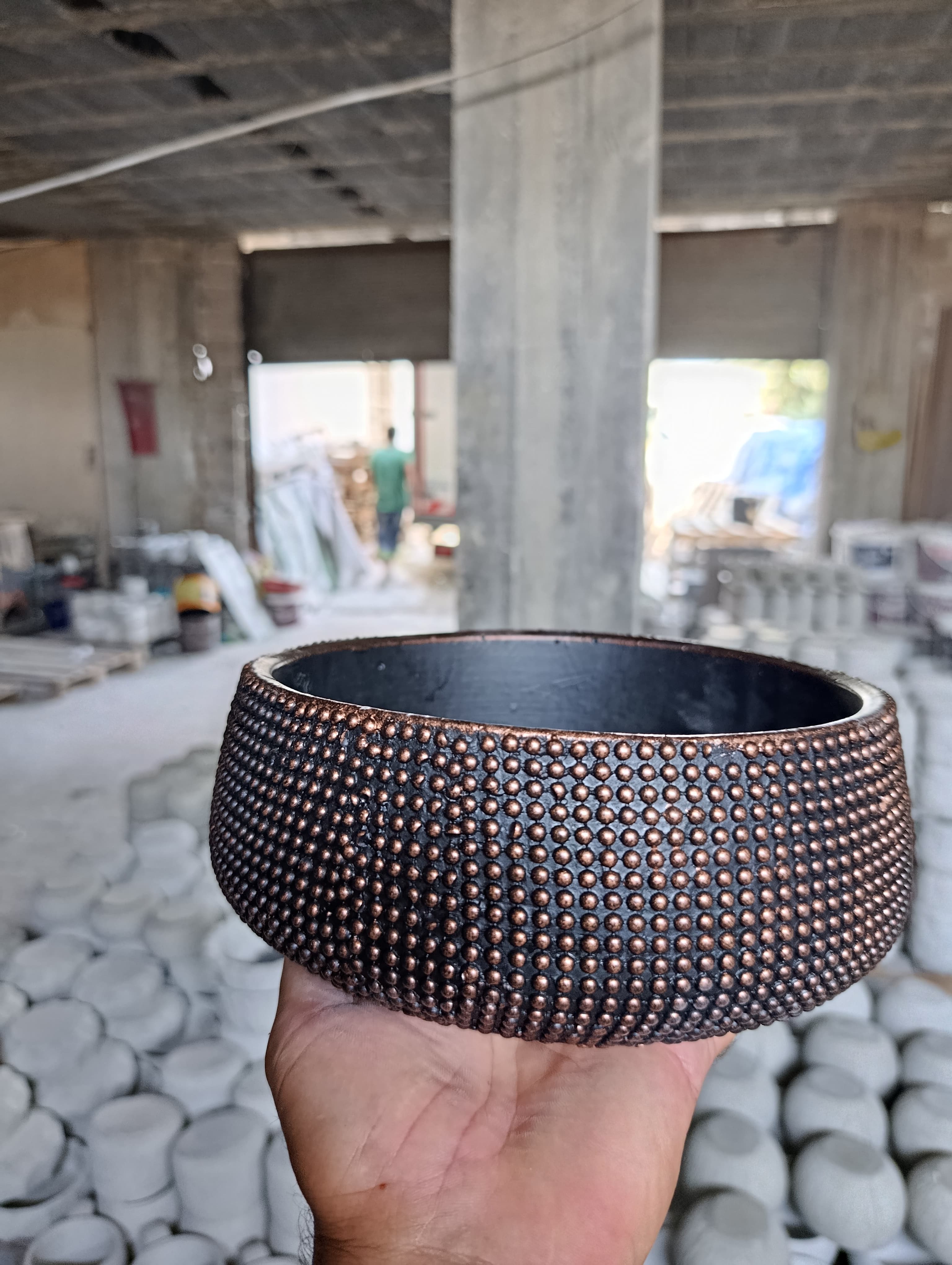 Dekoratif  Damla Bronz Detaylı Taş Saksı