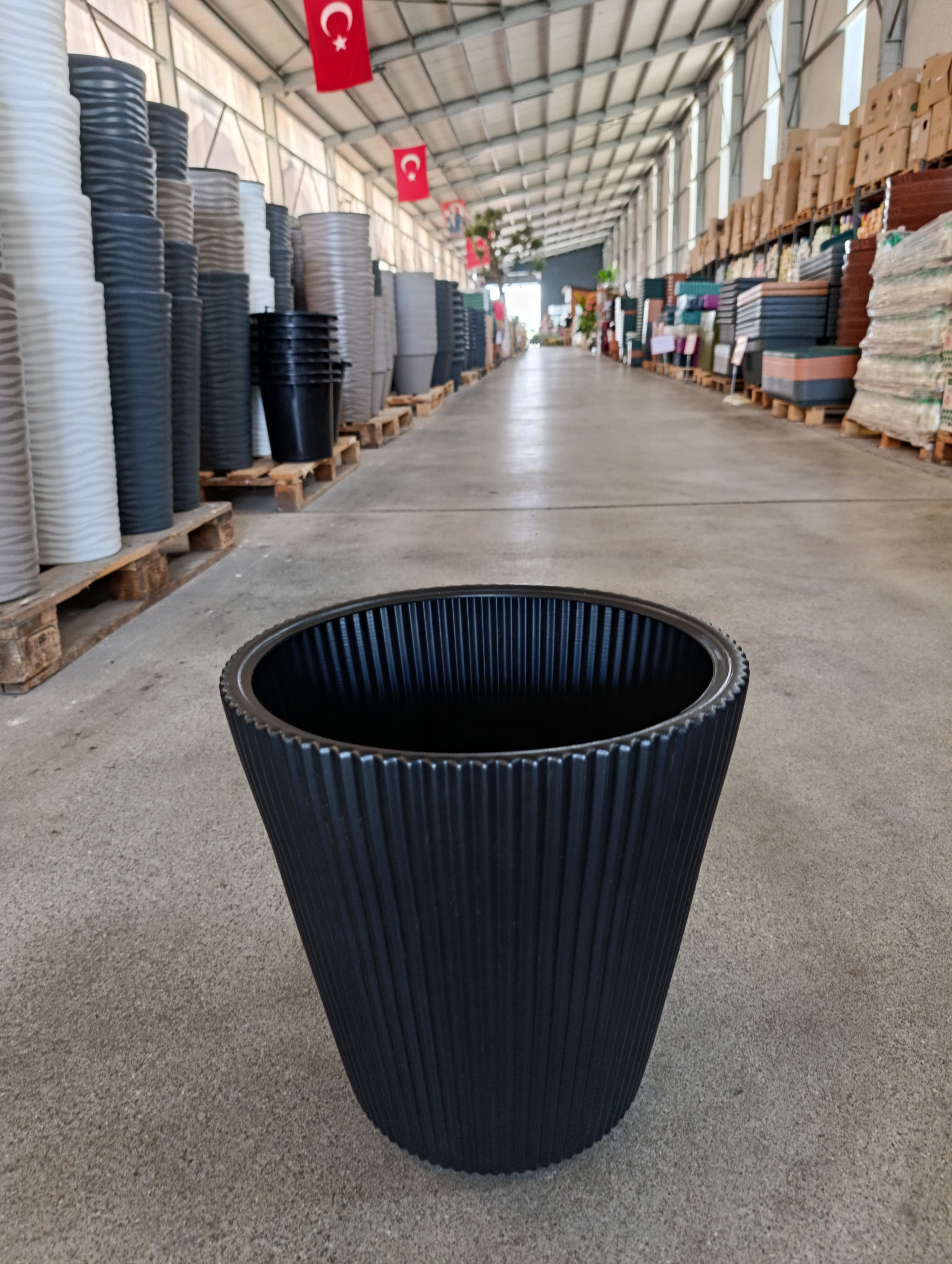 40 Litre Dekoratif Siyah Vega Plastik Saksı