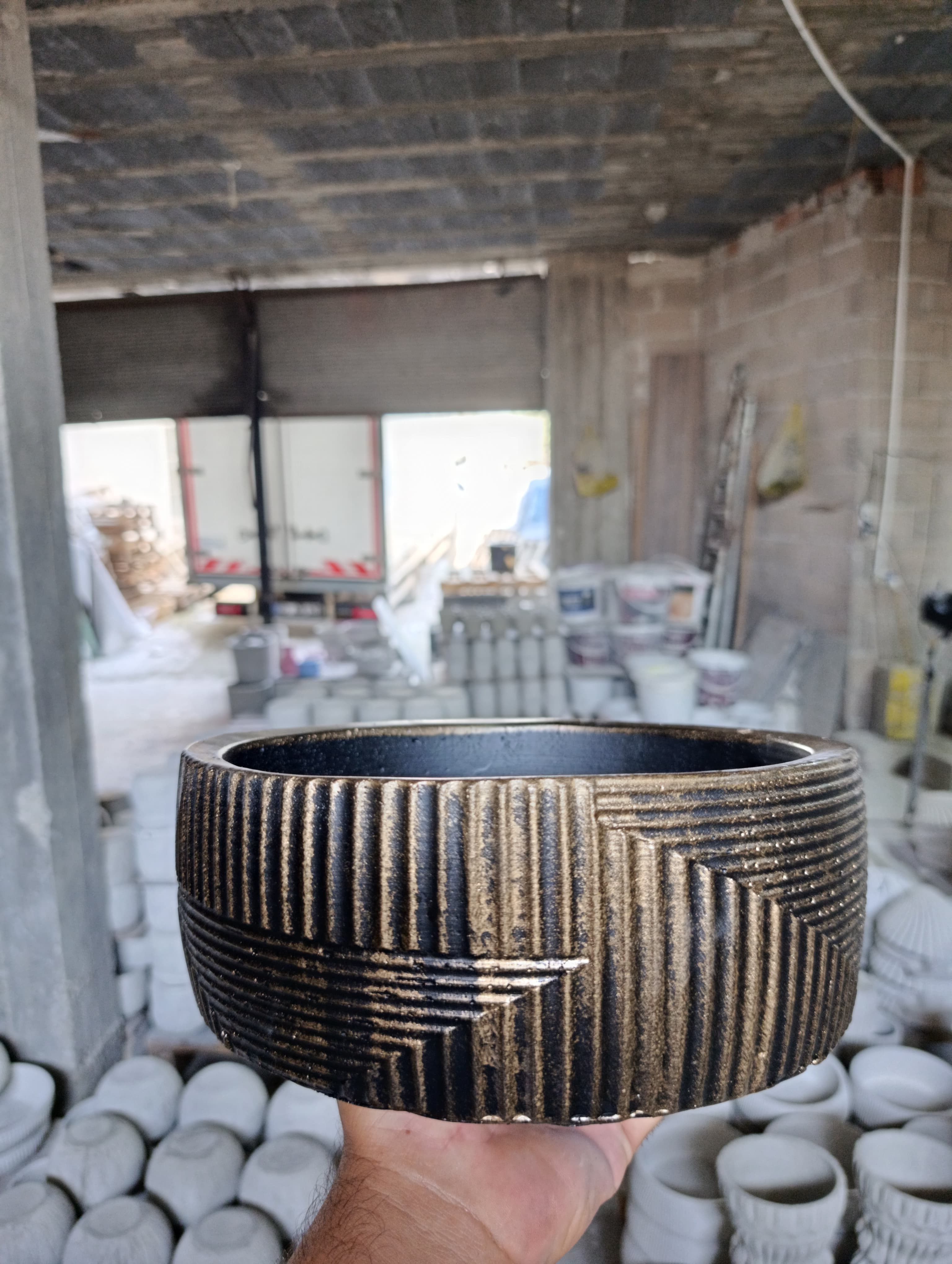 Modern Monolüx Gold Detaylı Taş Saksı