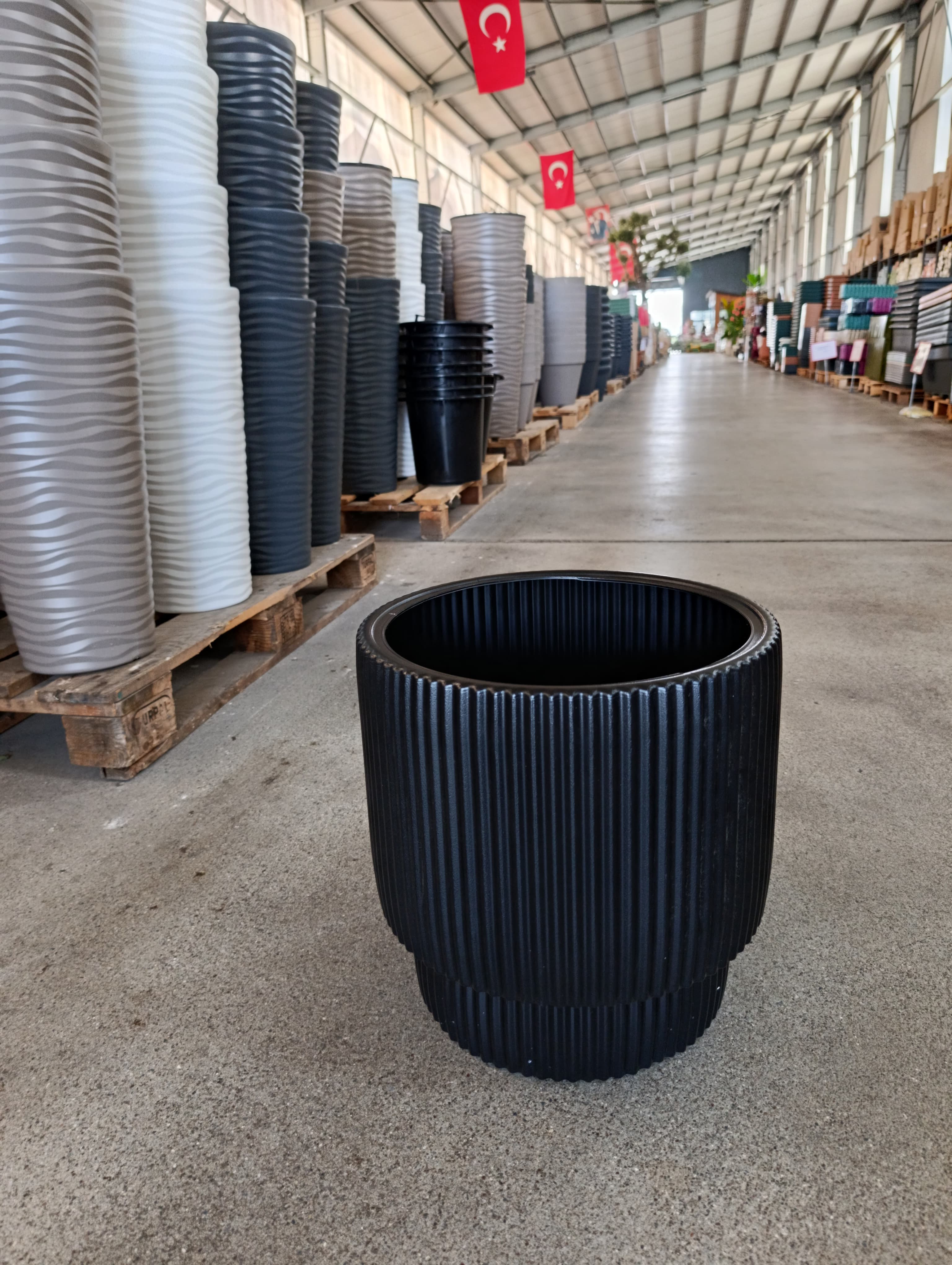 40 Litre Dekoratif Siyah Vega Plastik Saksı