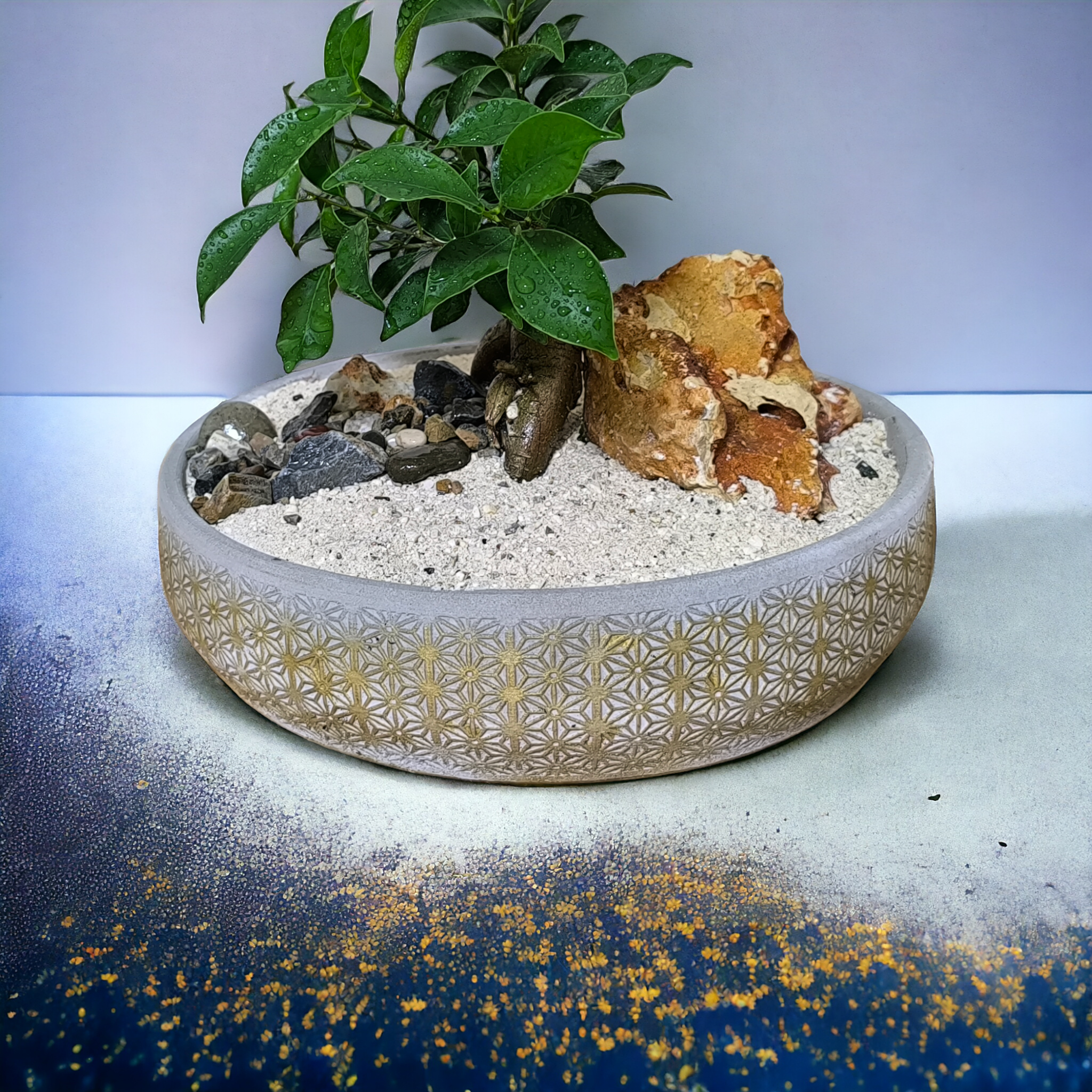 Dekoratif taş saksıda bonsai aranjmanı